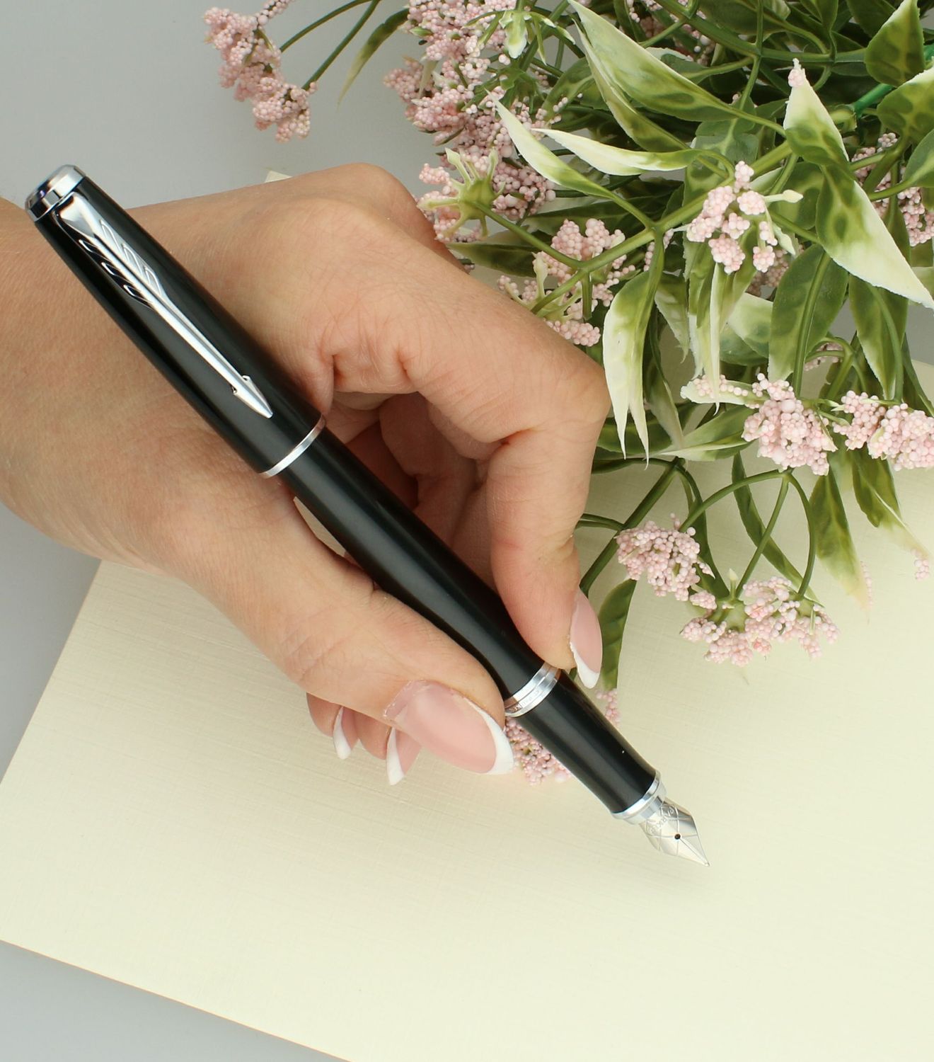 Pióro wieczne czarne Pióro 1931596SET Nowoczesne pióro, wysokiej jakości oraz stworzone w oparciu o doświadczenie marki Parker w dziedzinie artykułów piśmienniczych najwyższej jakości.2.jpg